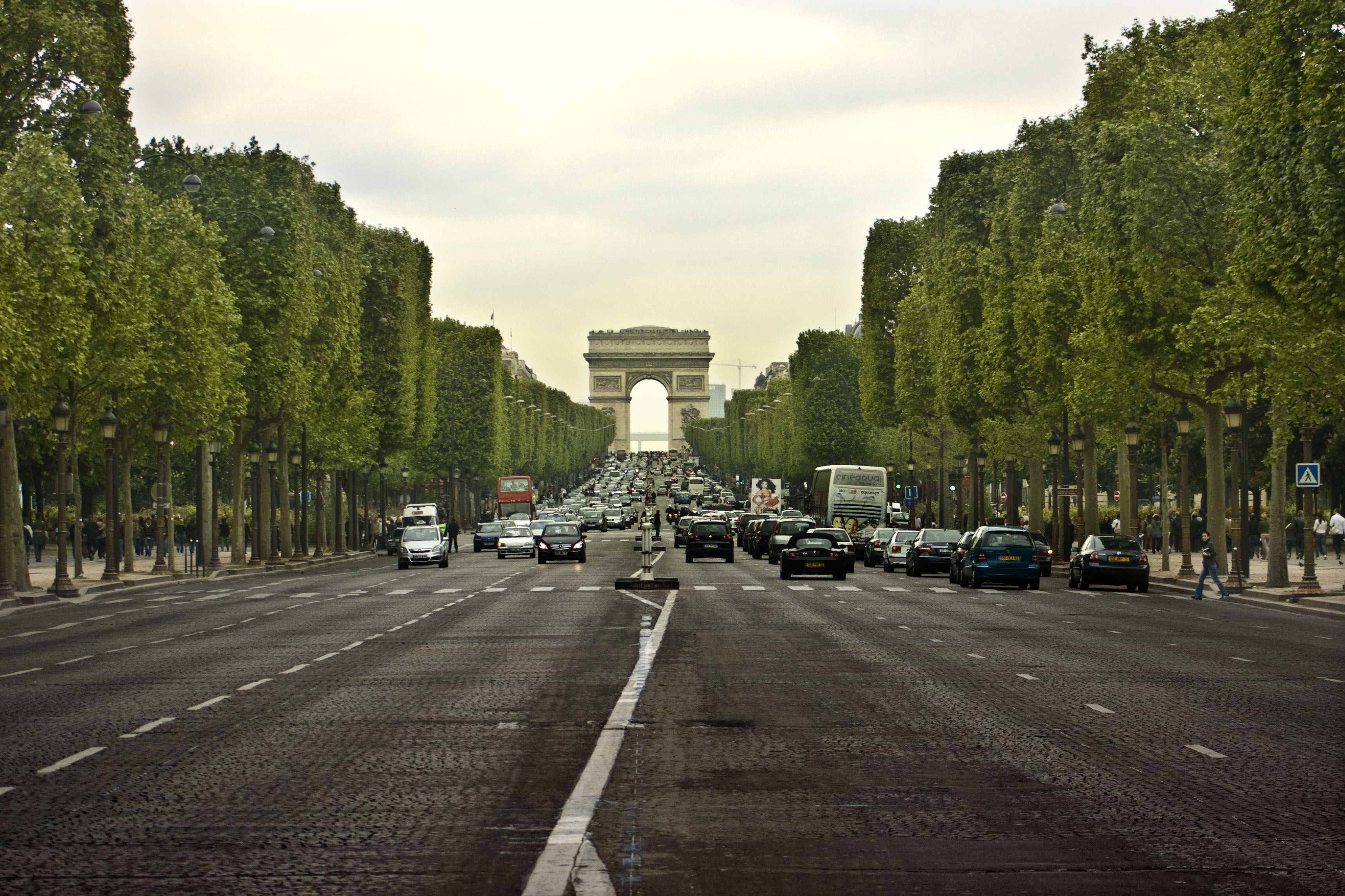Avenue_des_Champs-%C3%89lys%C3%A9es_2009.jpg