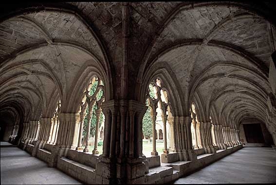 claustro-monasterio-de-poblet.jpg