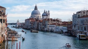 Ponte academia en canal de Venecia.